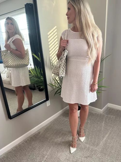 It’s time to start my day, but feeling a pumpkin spice latte from Starbucks is in order for the drive!