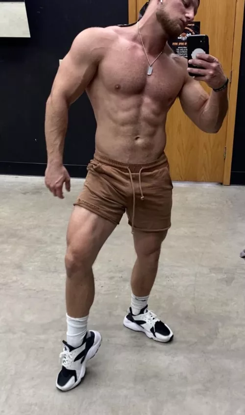 Just a avg fit guy who loves big titty milfs having some fun. [M] 26 don’t be shy