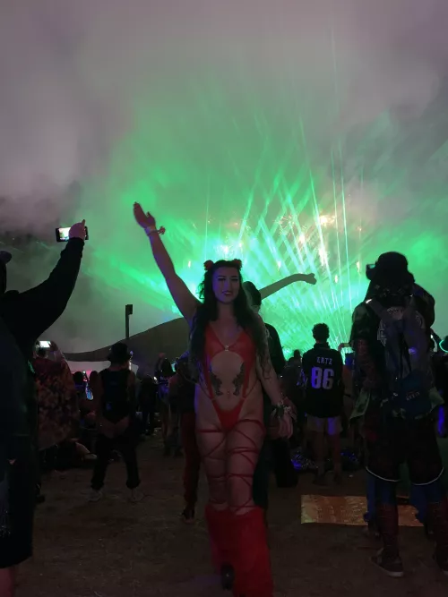 Kiss me under the lasers 🤭