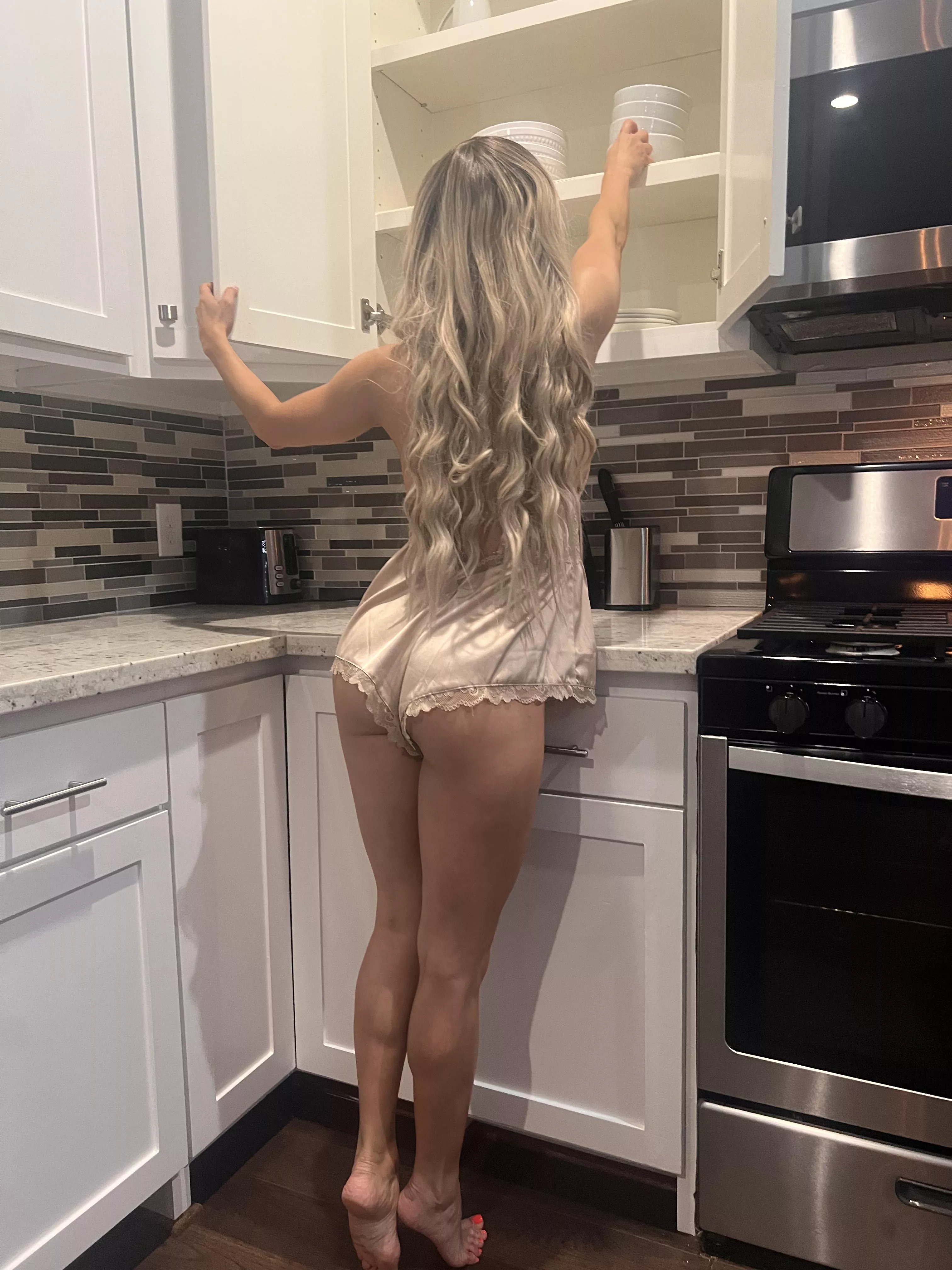 Mommy cant reach the plate, Would you help mommy pls? 41F