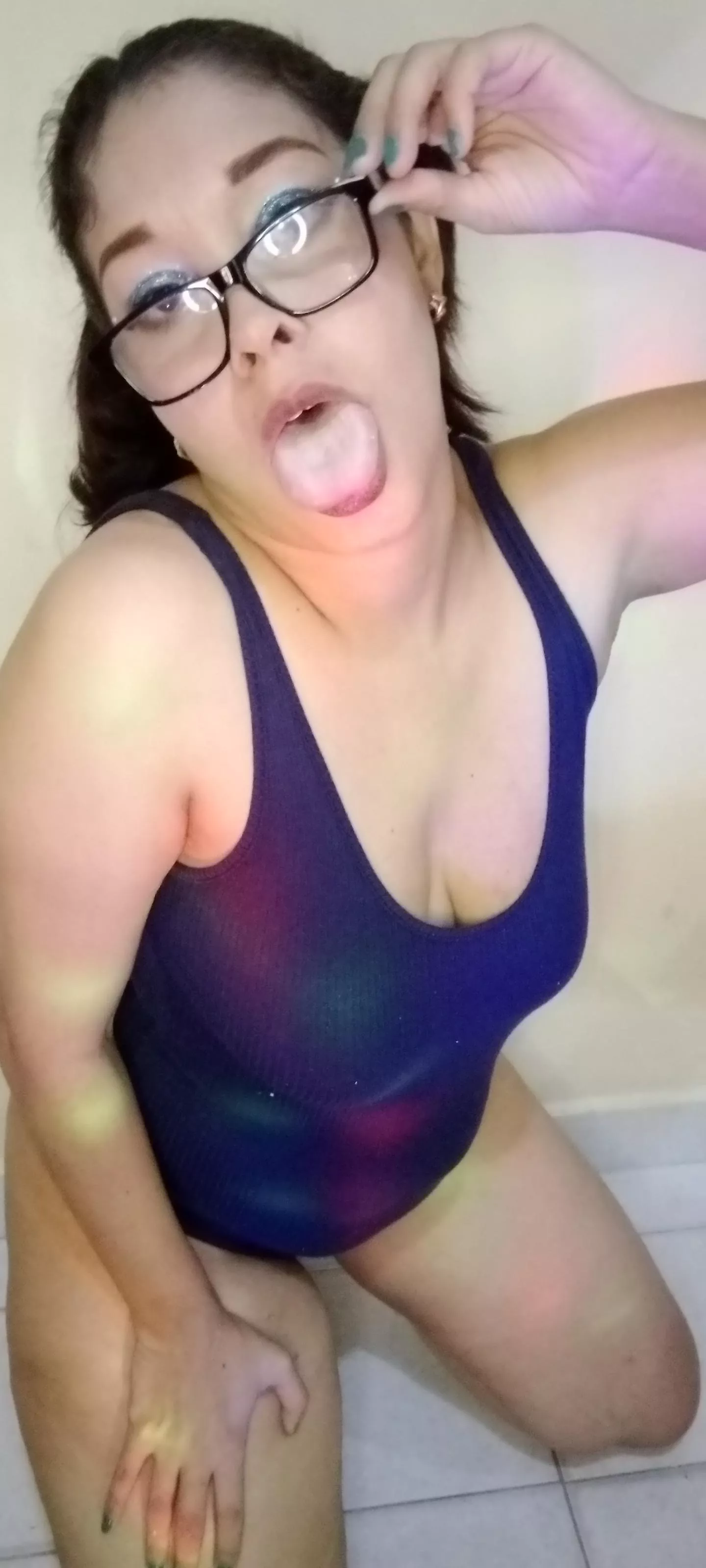 Part of being your secretary includes waiting for you under the desk... and while you have a business meeting I will pamper you underneath with my tongue...