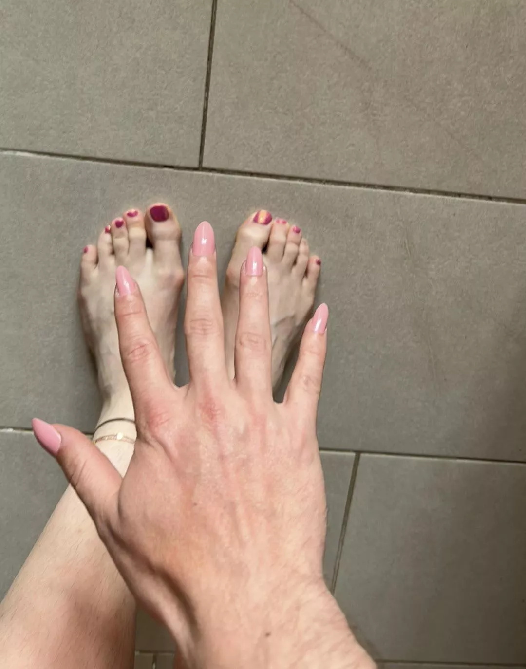 Who wants to be my sponsor for my manicure? 💅 75€ 💁‍♀️