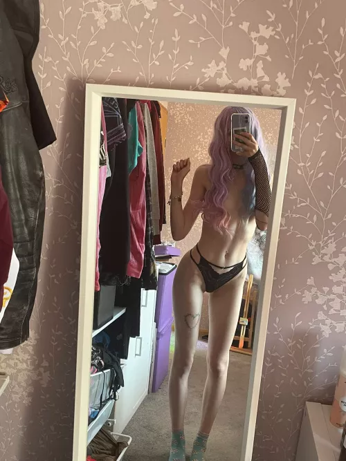 Would love to strip in front of this mirror, already topless 🍒