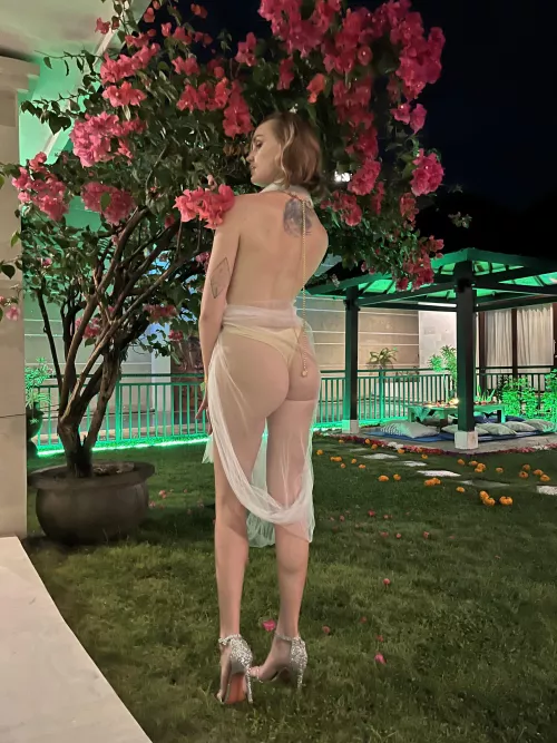 i hope im no too naked for garden party