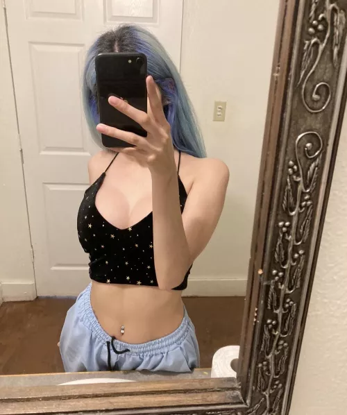 love showing my tiny waist 💋