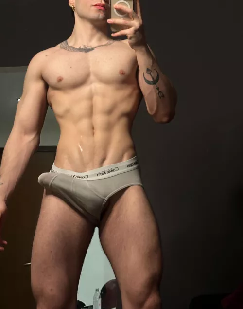 My precum 🤝🏻 my abs