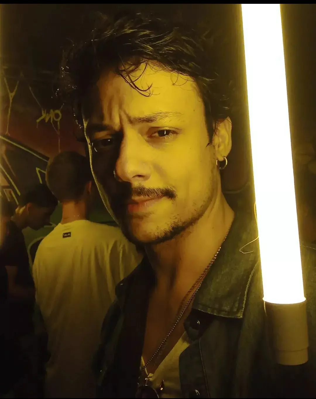 Thinking about using this lamp as a lightsaber for Halloween