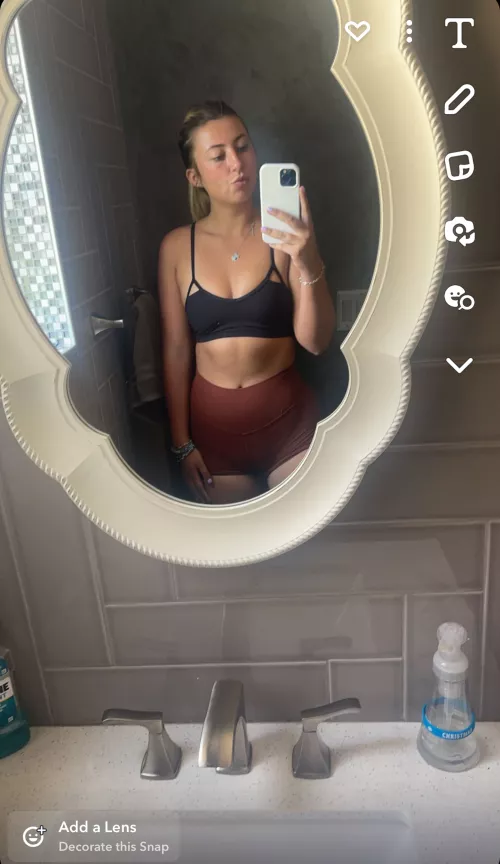 Wants somebody kneels and lick my pussy