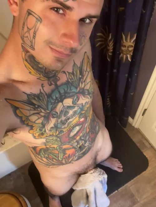 Who wants to see what’s under the towel? 🤭💜🍆
