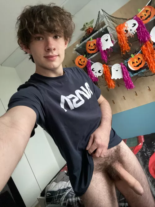 I used to be afraid of showing my penis, because society teaches us to hide our bodies as if nudity is something to be ashamed of. But it shouldn‘t be that way, right?