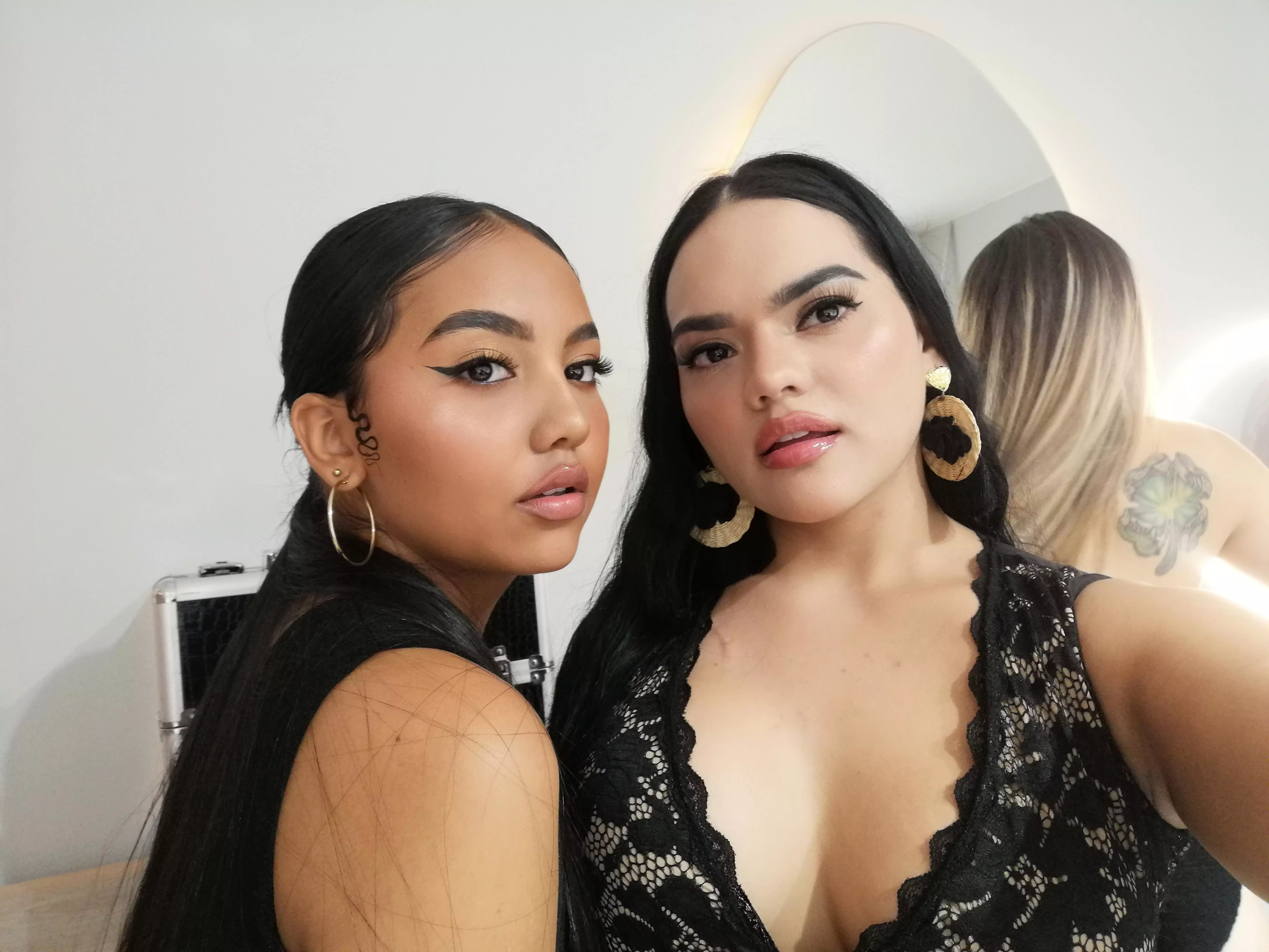 Ready to party with left 1 or right 2 [2]