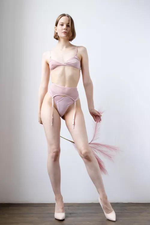 What colour stockings I should wear?