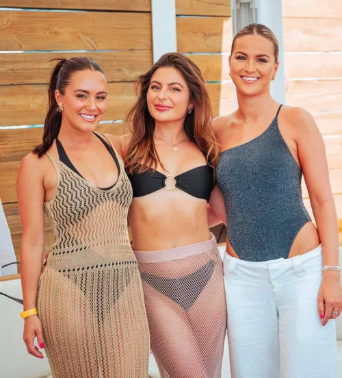 Which stylish pool babe?