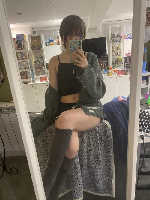 cardigan + crop top and short shorts is such a look