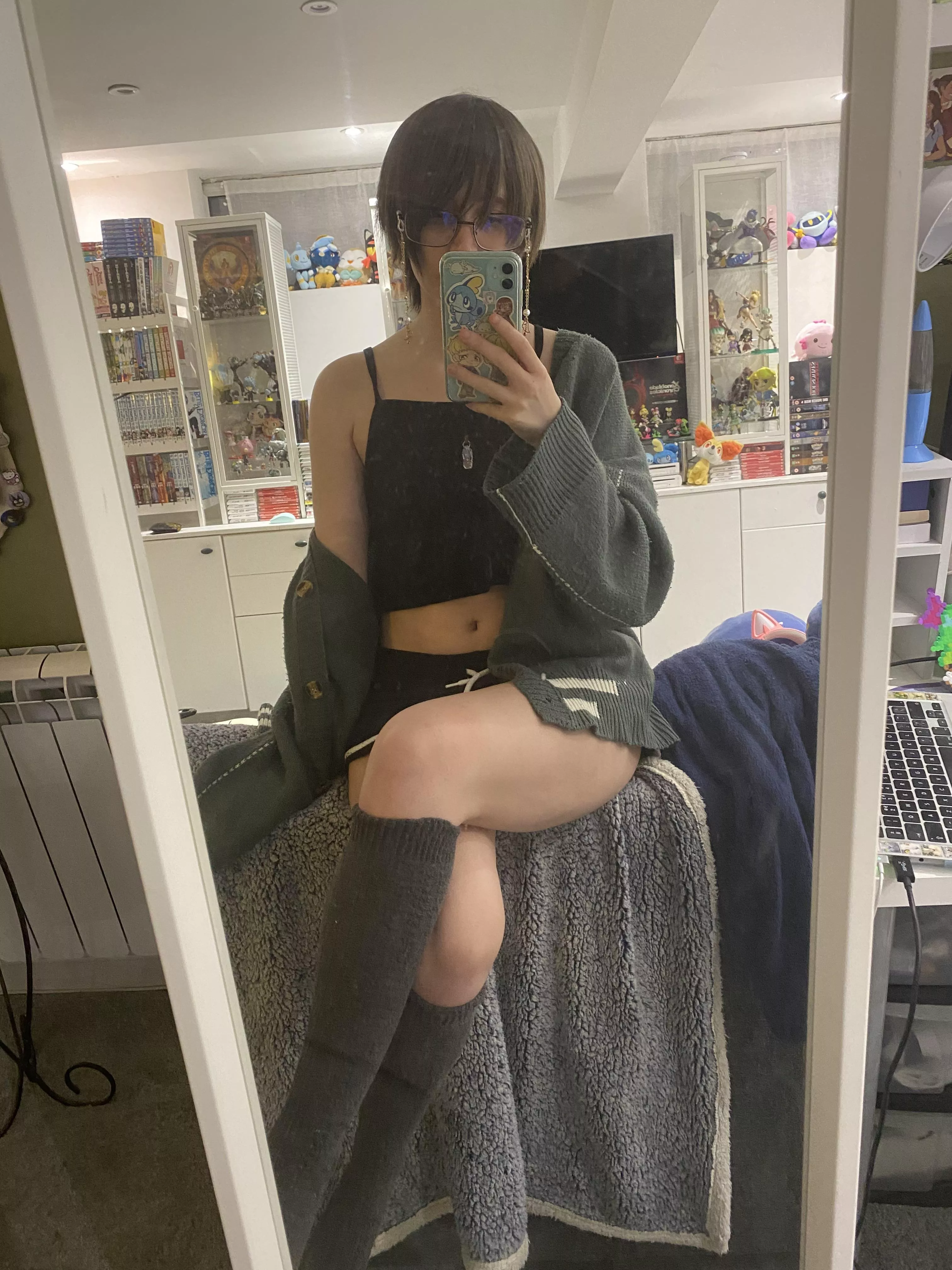 cardigan + crop top and short shorts is such a look