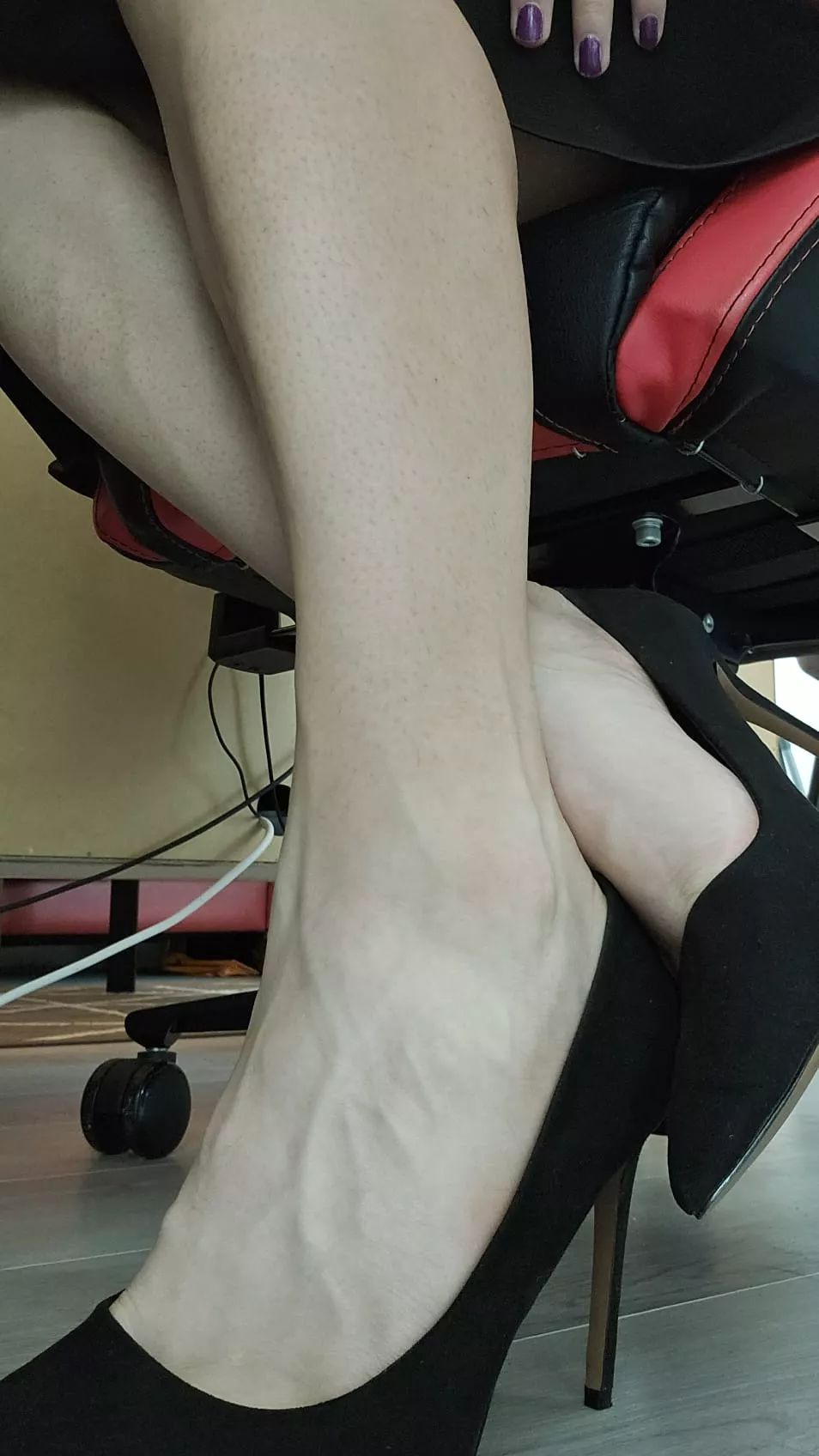 Court heels are the ultimate office shoe, especially for turning heads 👠