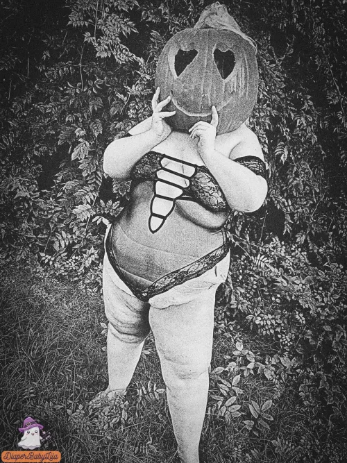 Have you heard the myth of the pumpkin witch? The story goes that she goes from house to house during each night of October and curses any naughty babies not in their diapers!๐ Make sure youโre padded or risk the consequences!๐ฎ