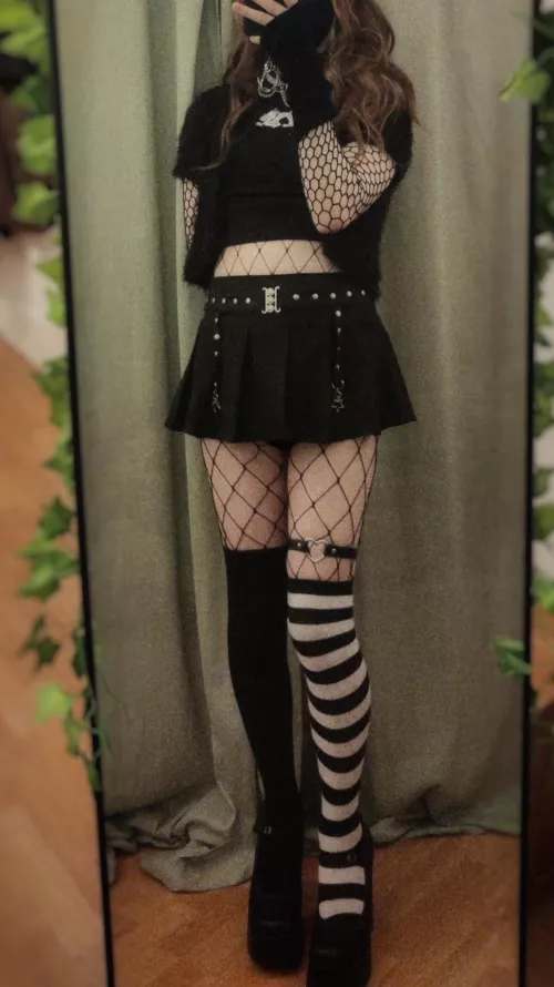 more mini skirt action :⁠^⁠)