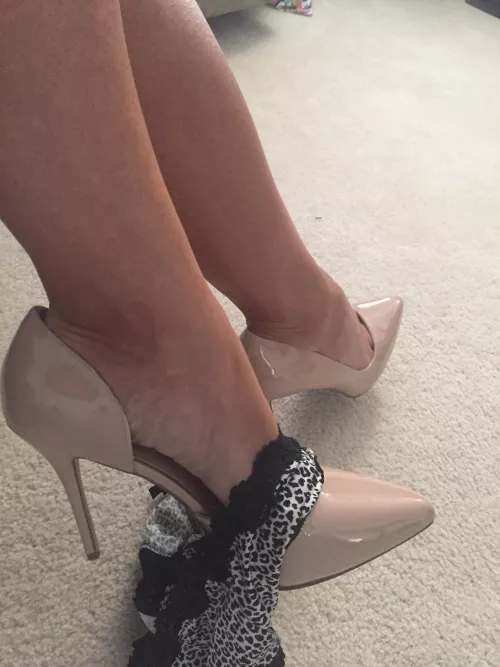 What’s hanging from my heel? 😘