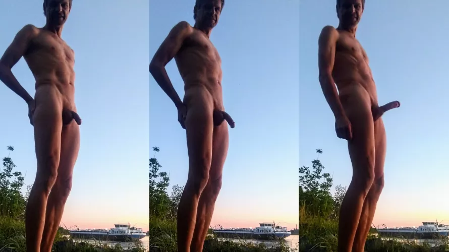 [45] Ships come and go and make me ...