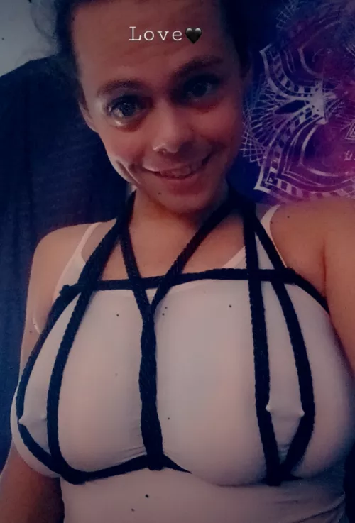 A freehand self-tie I learned today! I have been trying to find ways to incorporate my nipple piercings :D