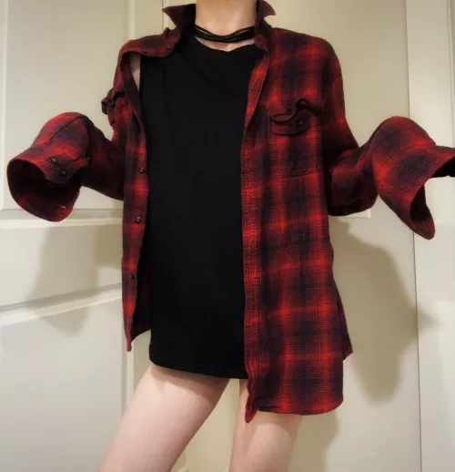Big sleeves, tiny Femboy