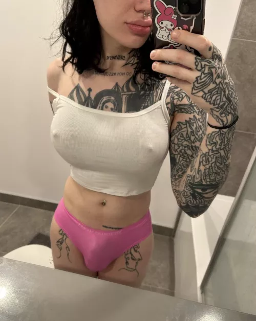 how’s my bulge? 🎀