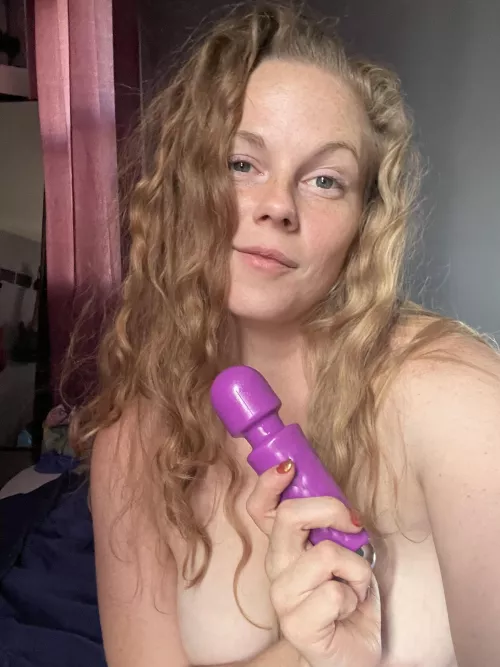 I love clit stimulation and dick penetration. Think you can help