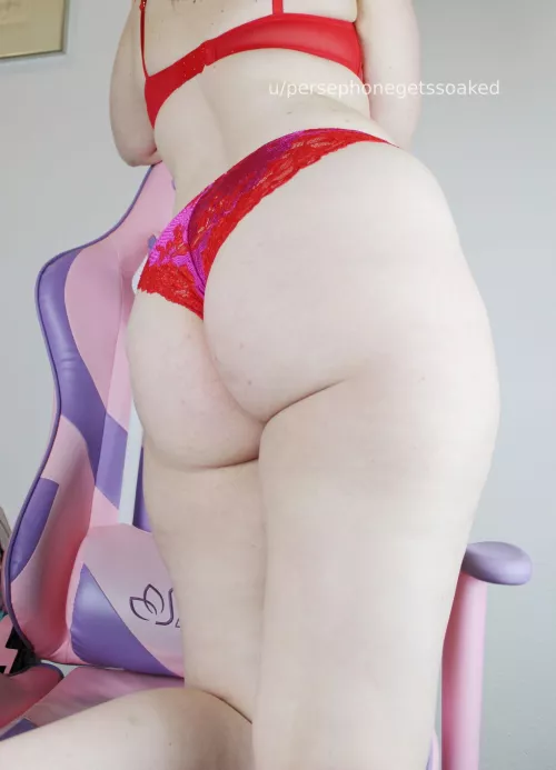 If you're into voluptuous and nerdy MILFs, we should be friends