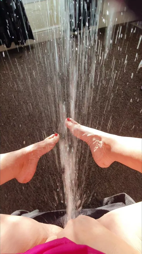 I'm cleaning my feet with my pee