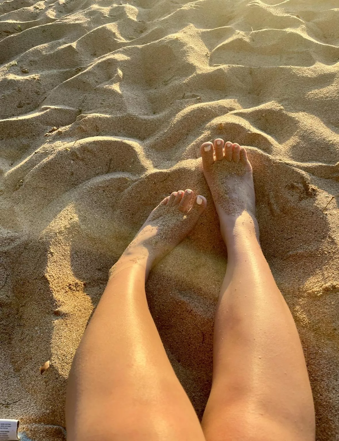 On vacation… who’s going to clean off my sandy soles for me?? 🌞❤️