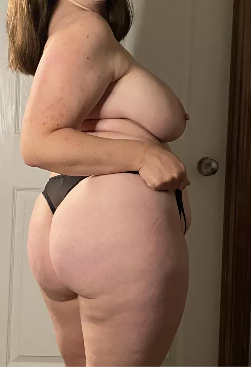 Side boob Saturday 😍