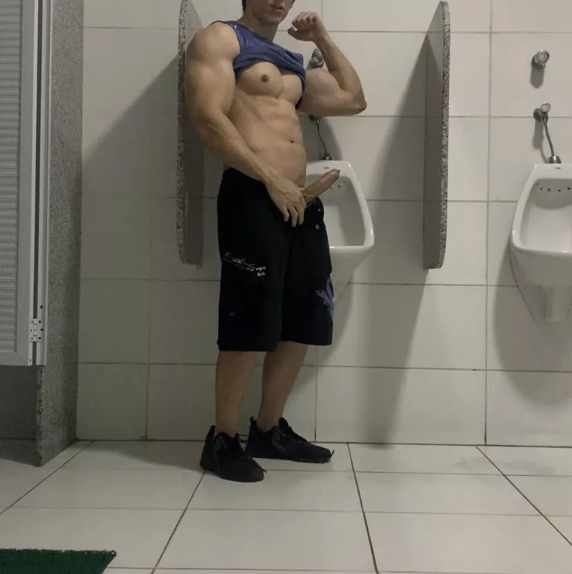 What if you find me like this in the gym bathroom? 😈💪🏻