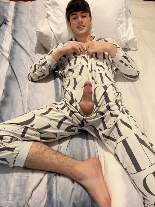 Who wants to jump in bed w me