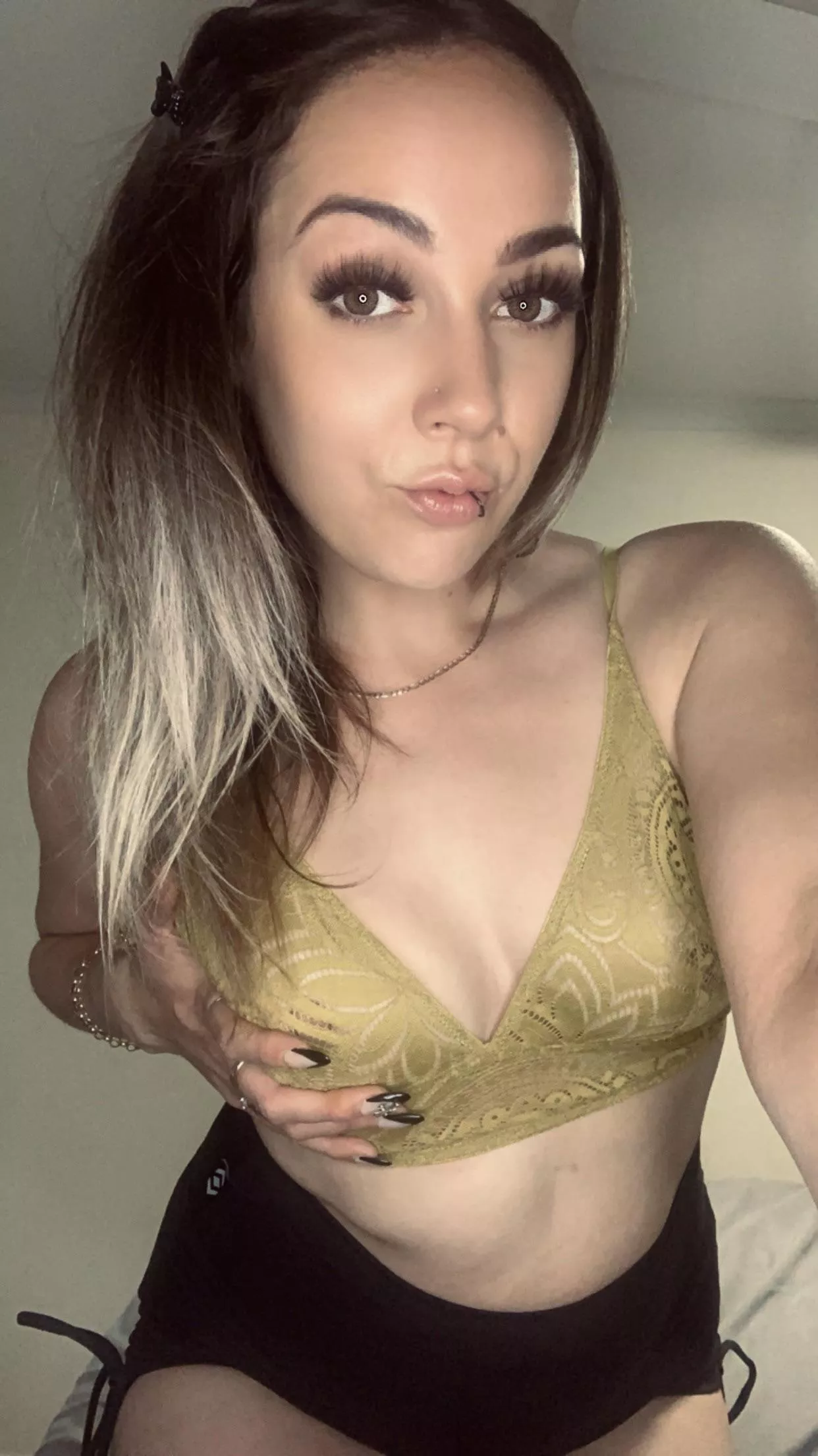 Brown eyed Aussie girl 💚