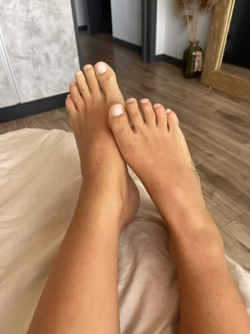 Describe my toes with one emoji