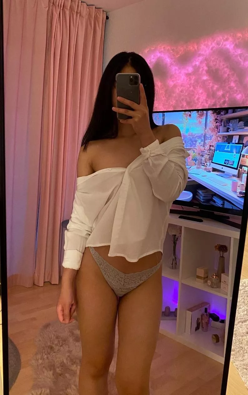 Hii but u have to wave back:)