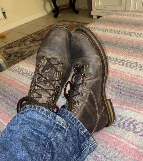 Wide midfoot shoelace relief