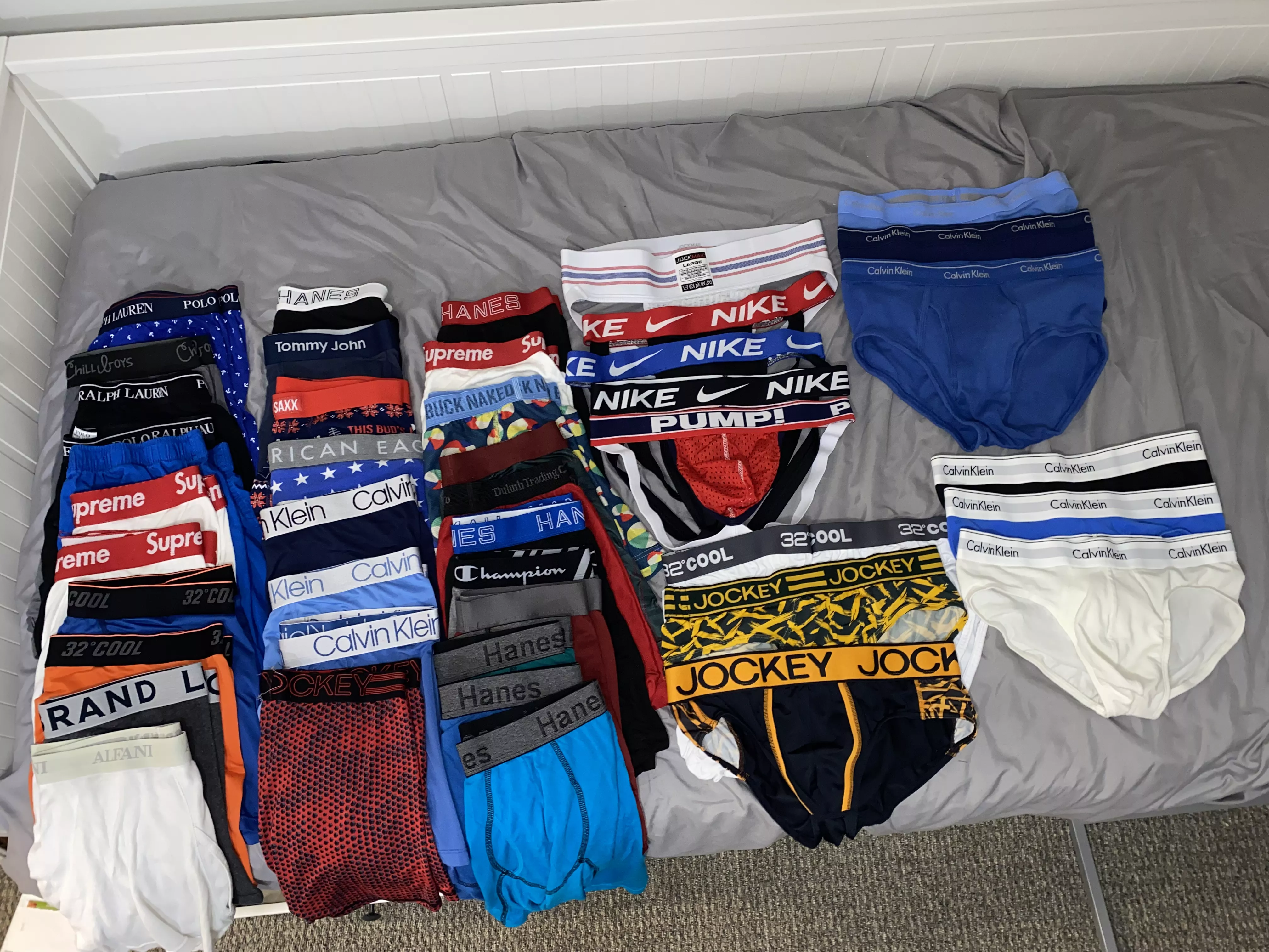 21 year old college lacrosse jock with sweaty boxers, boxer briefs, briefs, & jockstraps. Hit me up if you are interested