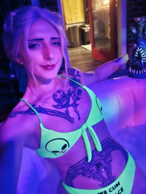 Bongs and bubbles, wind down time from a busy weekend [f]