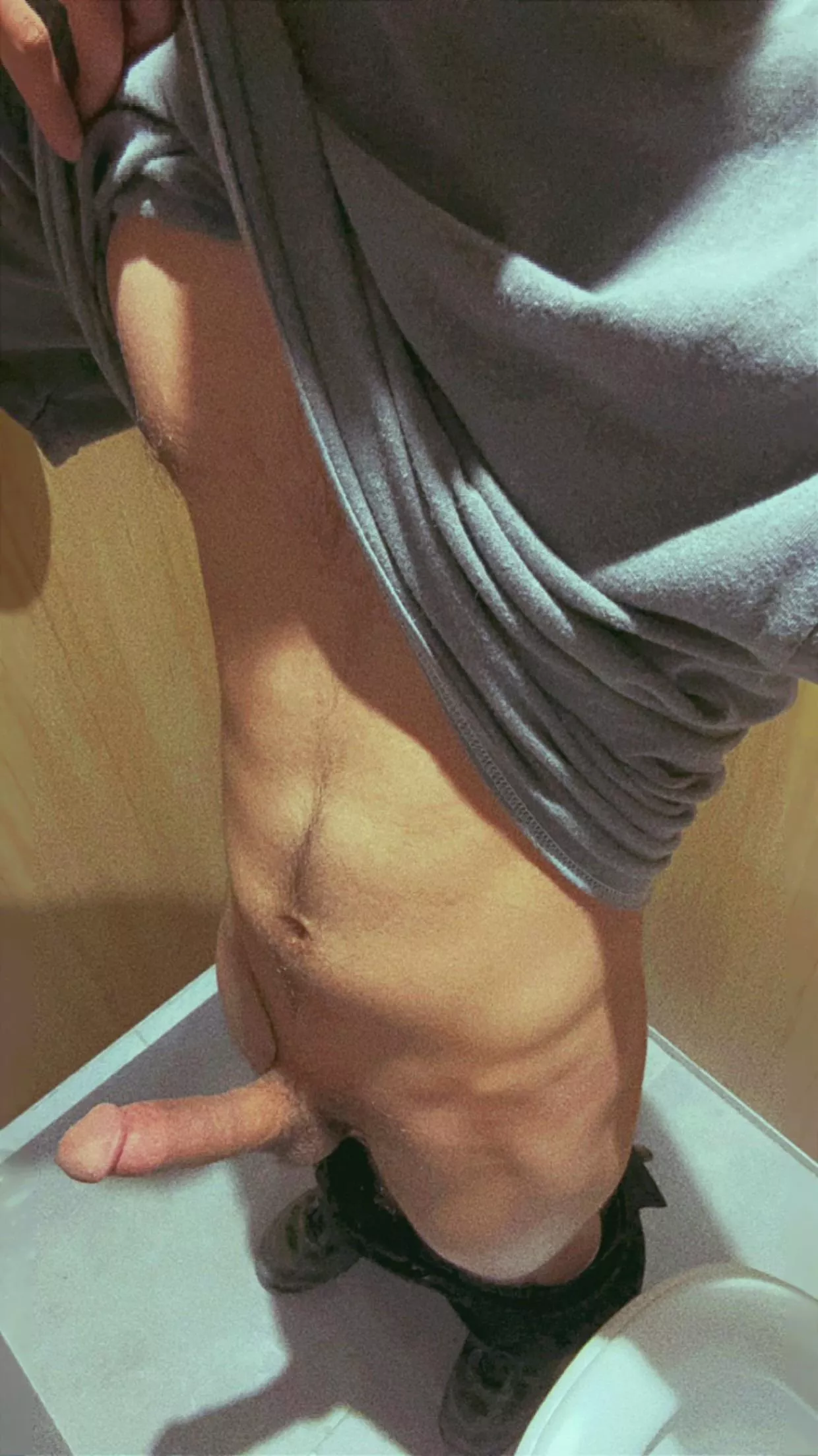 Bored and horny at work. Hmu 👀🔥