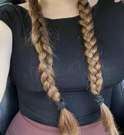 Braids & no bra on this Sunday afternoon 🤫