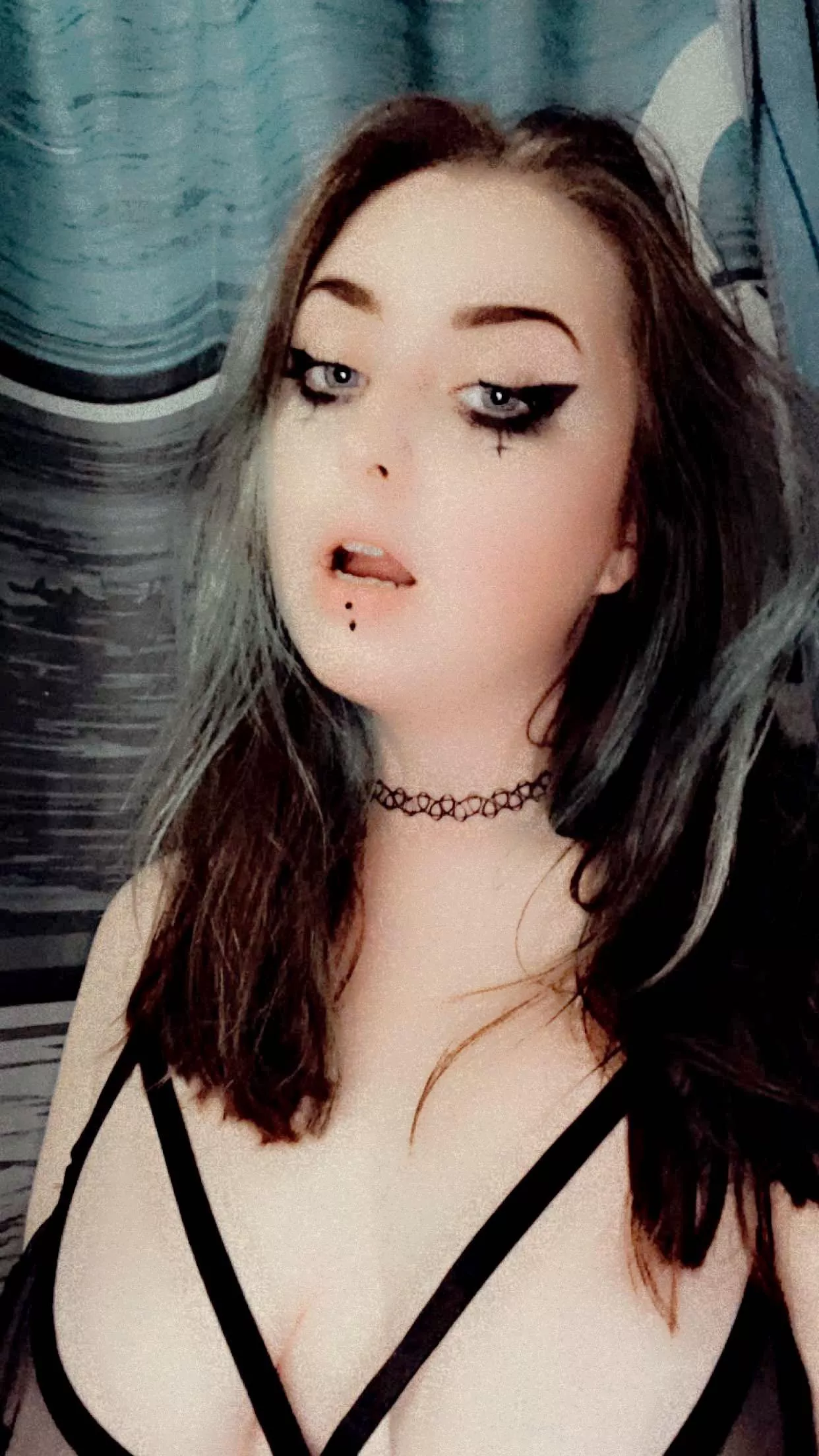 brown hair with blue bangs? 🩵👀