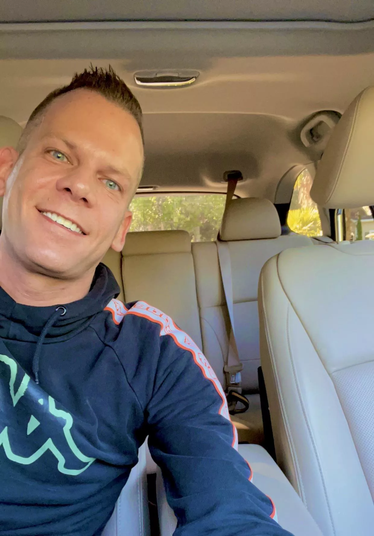 I feel like a statistical anomaly in this sub—40 something, no beard, not afraid to smile in pics. Cheers from North Carolina 🍻🛹.