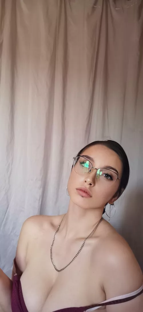 I think glasses make everything look sexier 😍