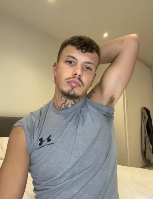 I want a gay man to lick my pits