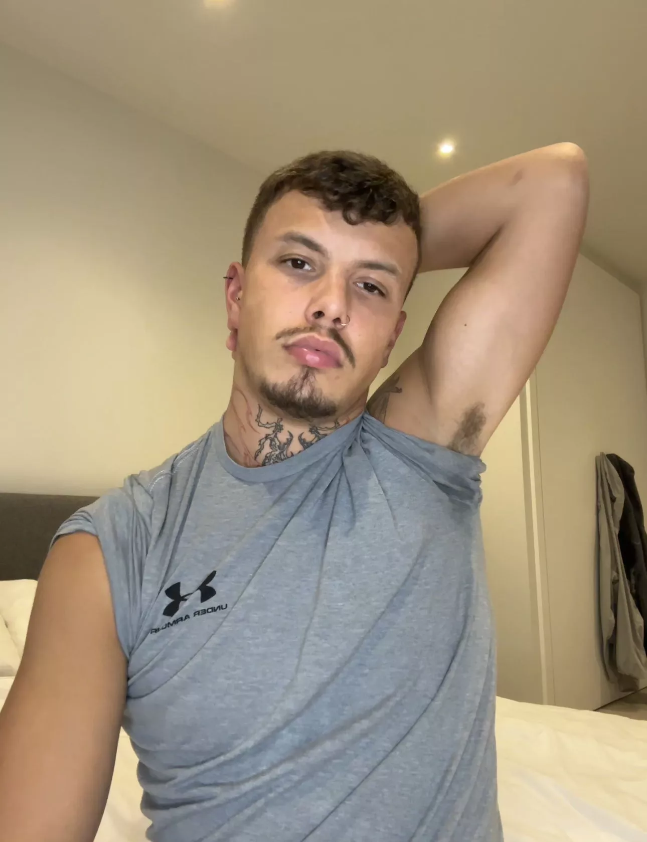 I want a gay man to lick my pits