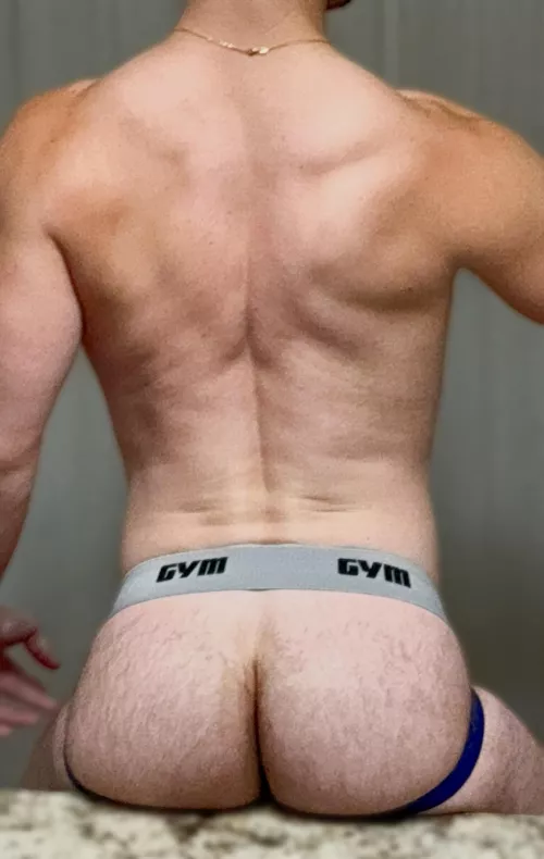 imagine the burden of carrying this dumptruck ass around every day