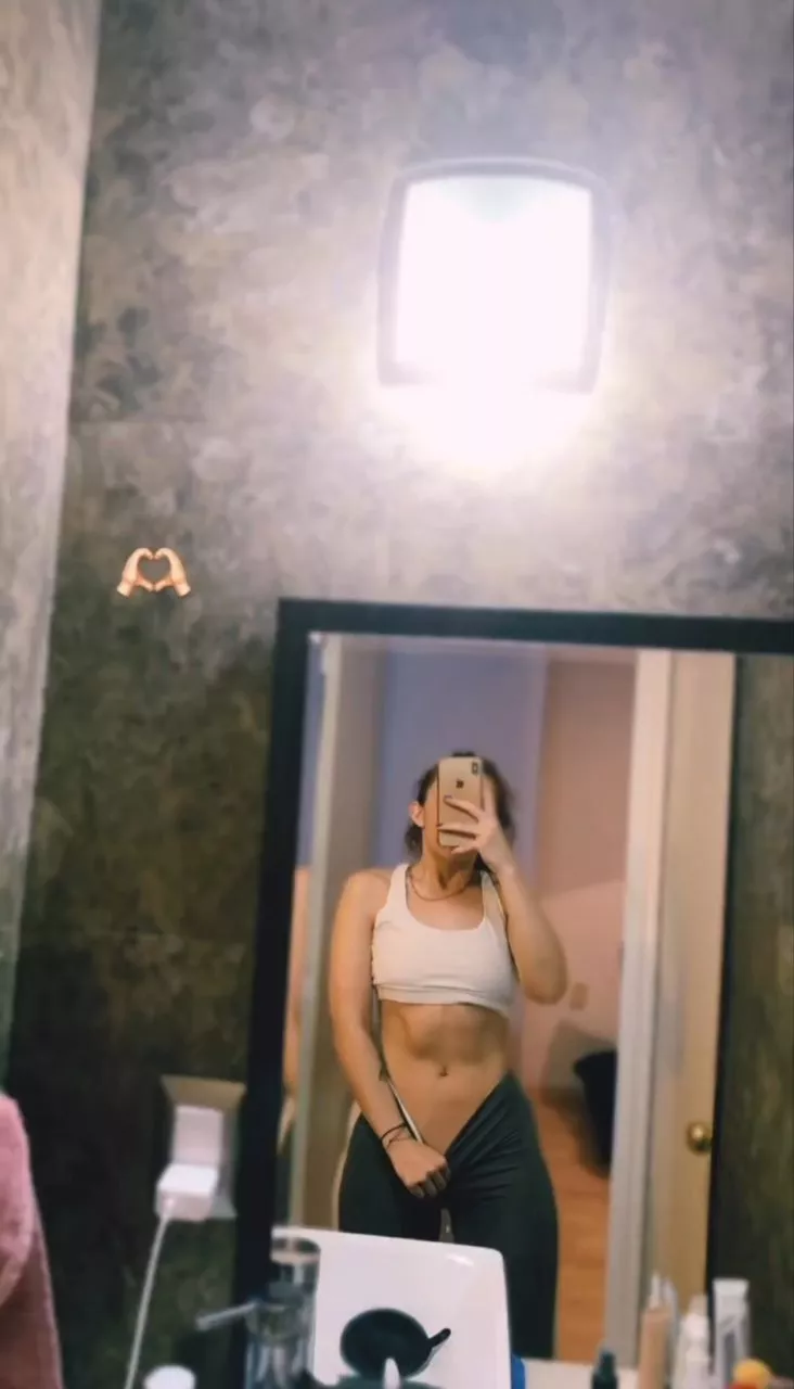 Monday abs check 💪🧜‍♀️🏋 closer to my objective