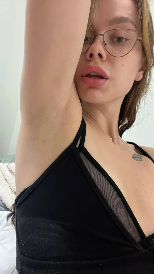 my armpit smells like flowers